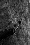 Mirďa řeší prostřední boulder v Hau den Lukas (8+)
