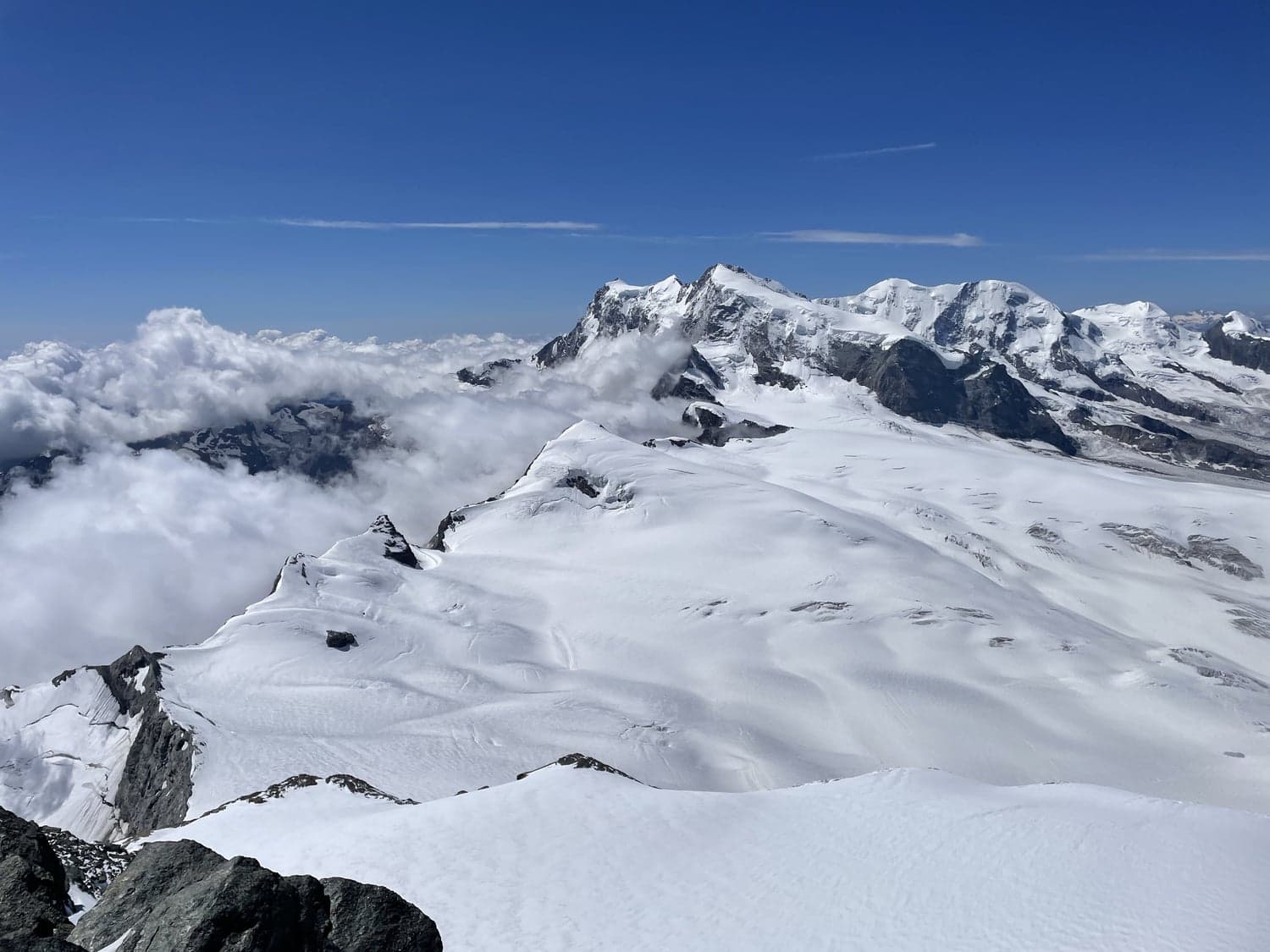 Pohled z vrcholu Stralhornu na masiv Monte Rosy