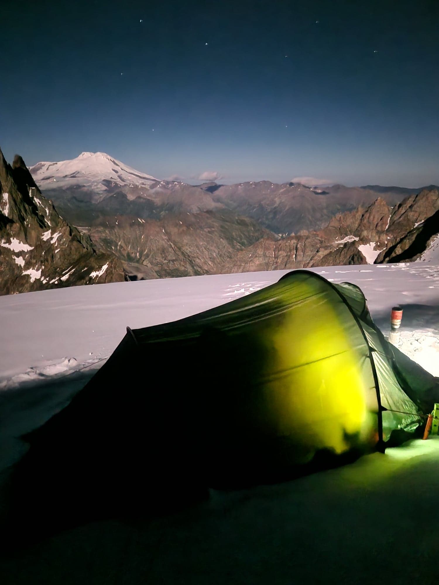 Summit day, 1:25 v noci, v pozadí Elbrus