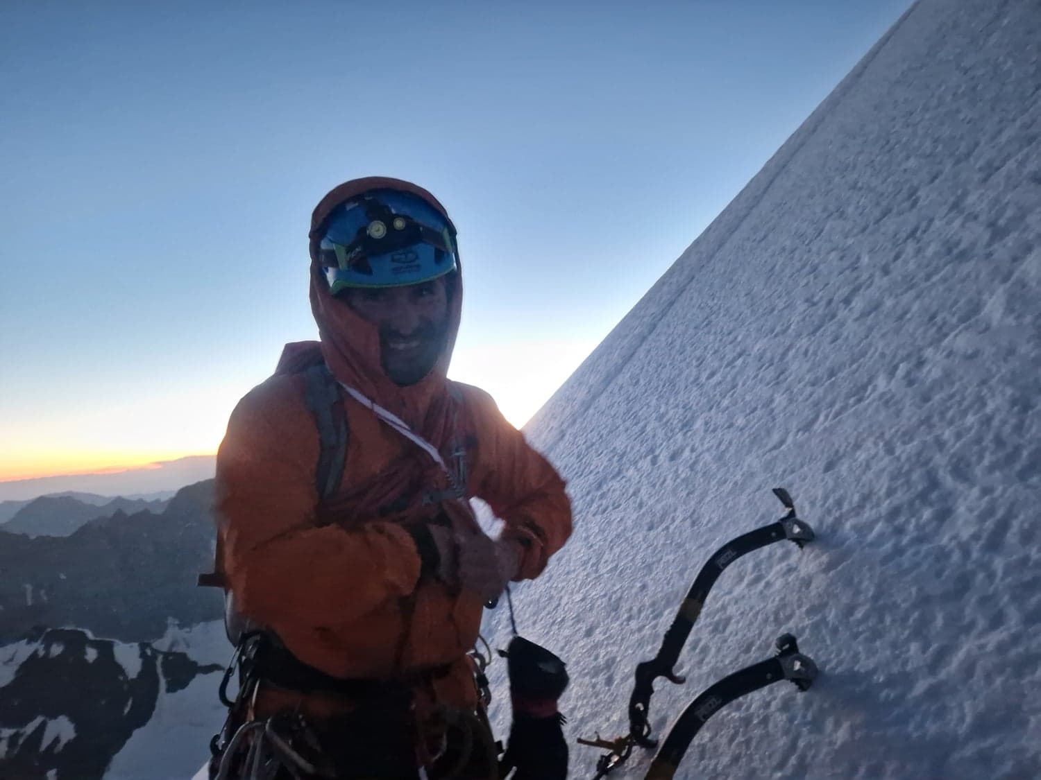 Summit day, rozbřesk ve stěně