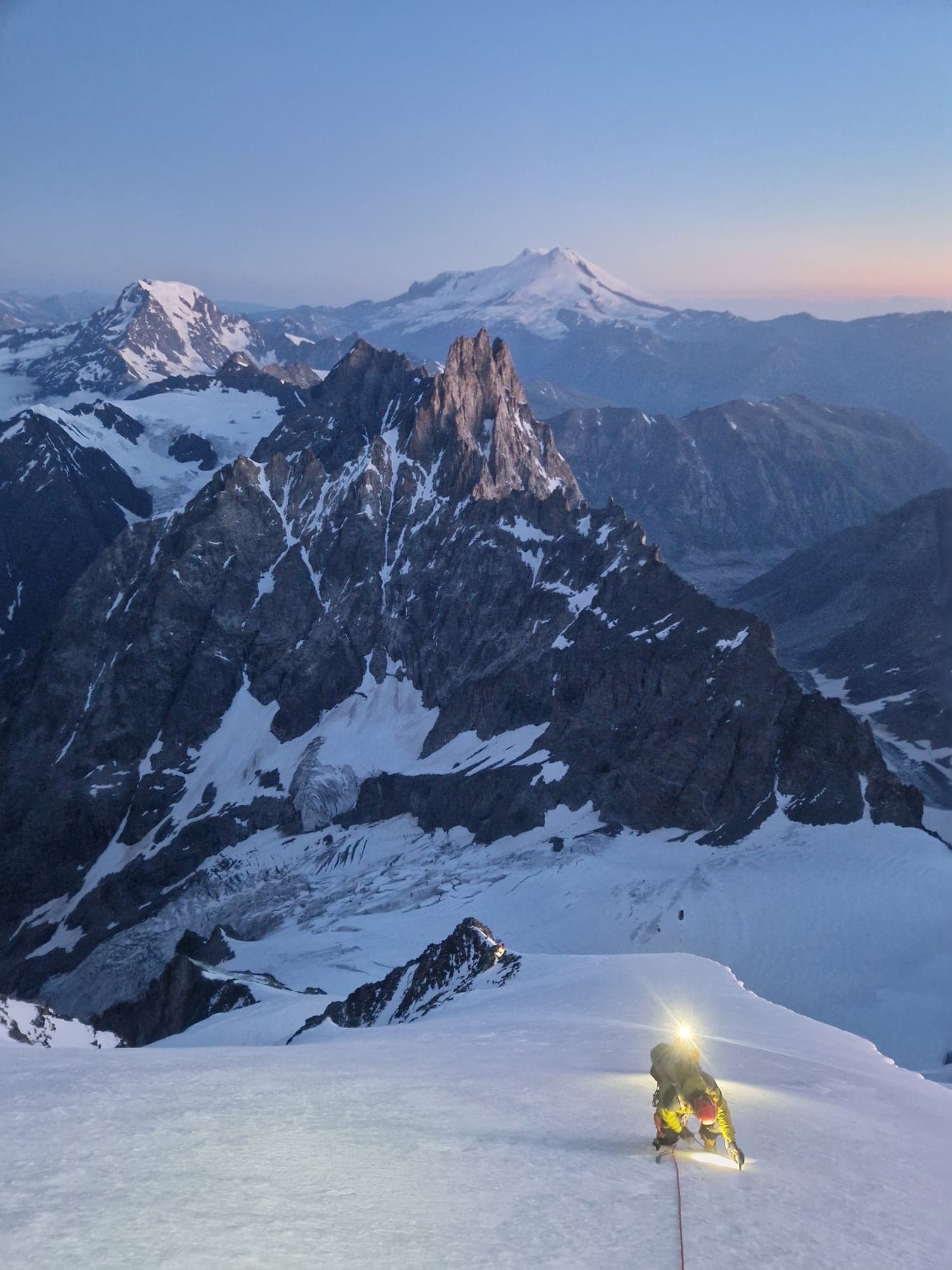 Summit day, lezení firnových polí někde v první polovině výstupu