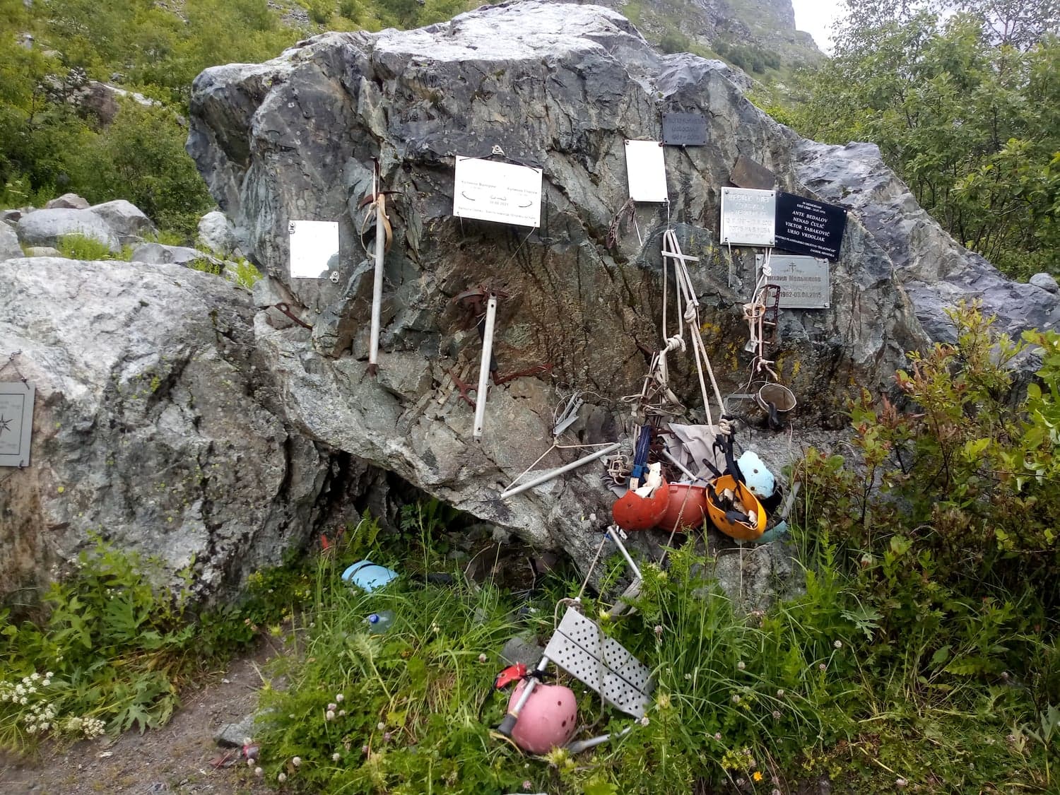 Pomníček obětem Ushby dekorovaný vybavením, které postupně vydal ledovec
